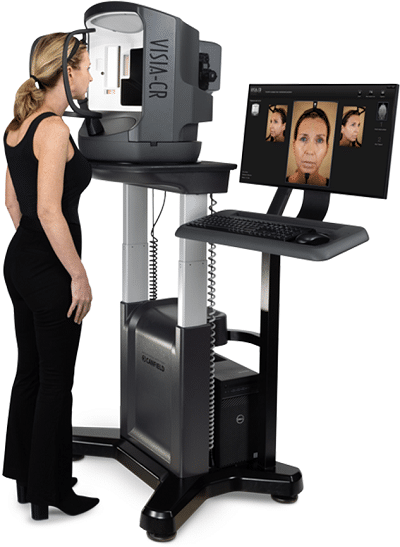 Mulher de meia idade faz a análise da saúde da pele por meio da tecnologia Visia.