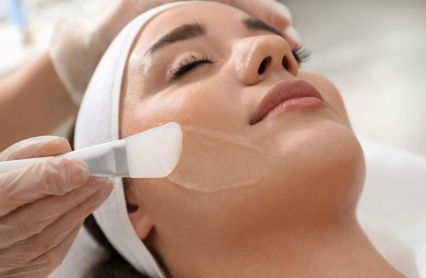 Close de paciente jovem fazendo tratamento facial com peeling químico de fenol.